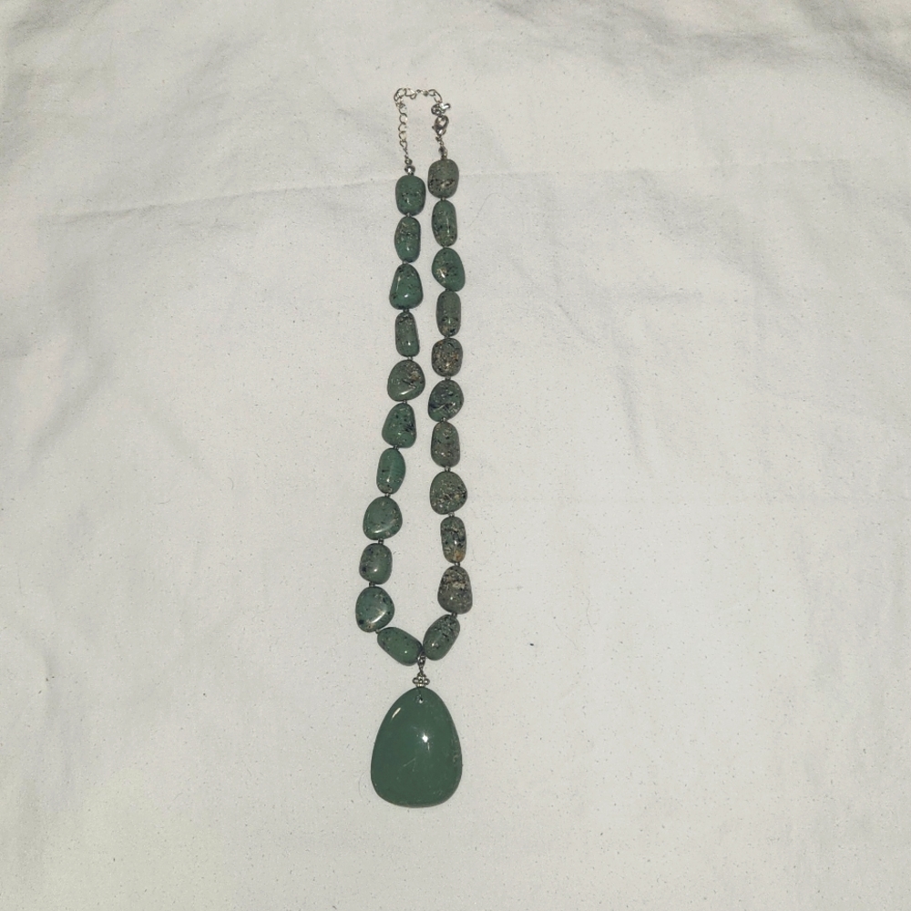 Fashion Necklace Green Glass Pieces Silvertone. 1 - Picture 4 of 6